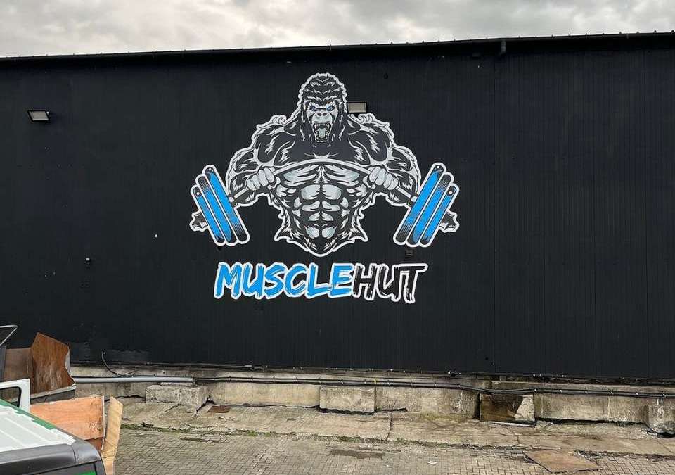 Muscle Hut exterior signage (1) Muscle Hut exterior signage (1)